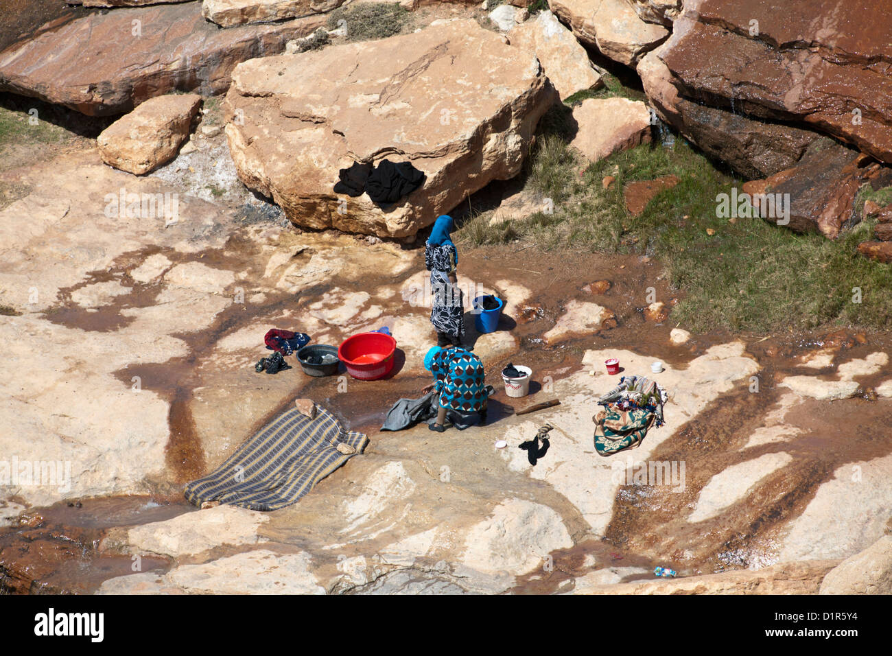 Morocco, near Ait Ben Haddou,  Valley of Tighza or Tirza, also called Oued Ounilla. Women washing clothes in stream. Stock Photo