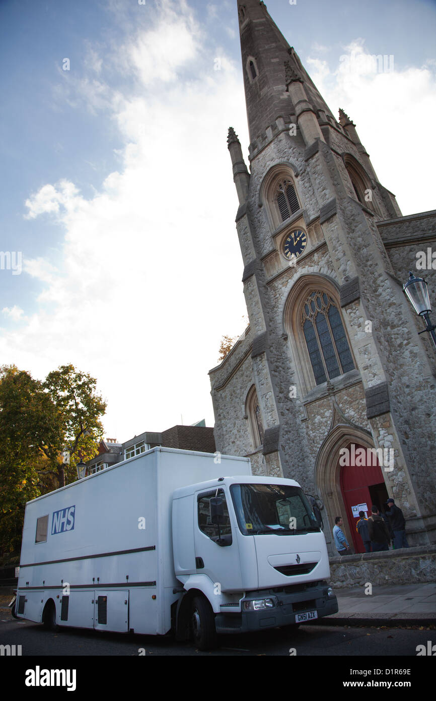 The NHS Mobile X-ray Unit visiting St Pauls Church drop-in in Onslow Square, London SW7. Stock Photo
