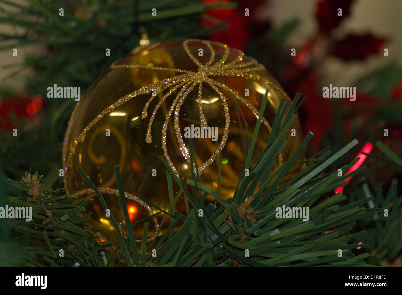 Decorazioni Natalizie In Vetro.Glass Ball A Christmas Tree Decoration Pallina Di Vetro Una Stock Photo Alamy
