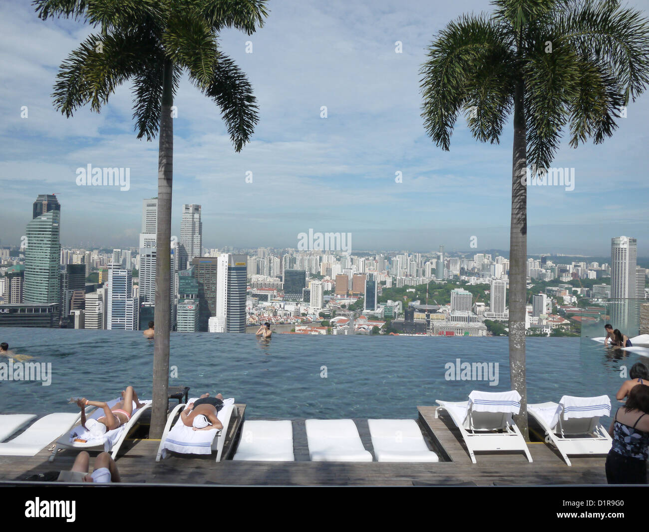 Picture of Singapore rooftop pool Stock Photo - Alamy