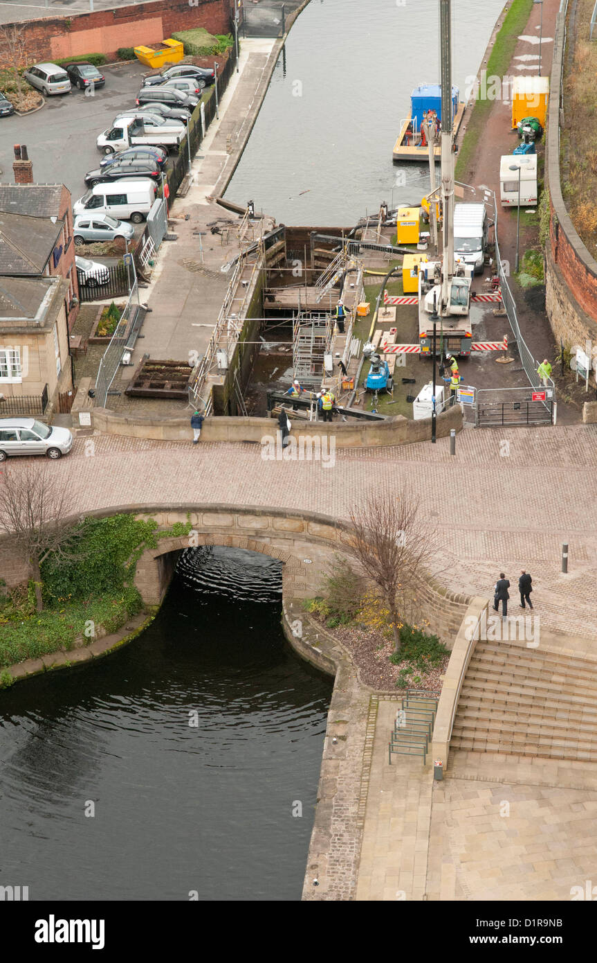 Office lock; Leeds & Liverpool canal, Leeds; replacing a lock gate