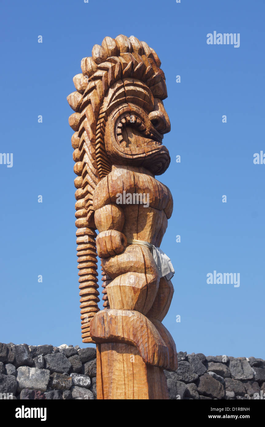 Old wooden statue of a Hawaiian god at Ke'eku Heiau , prechristian