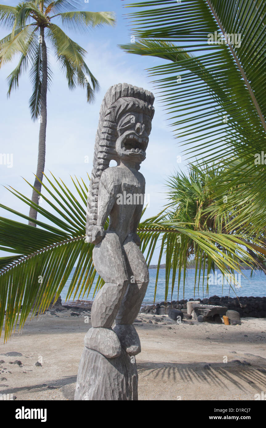 Carved wooden statue of ancient Hawaiian godPuuhonua O Honaunau Place