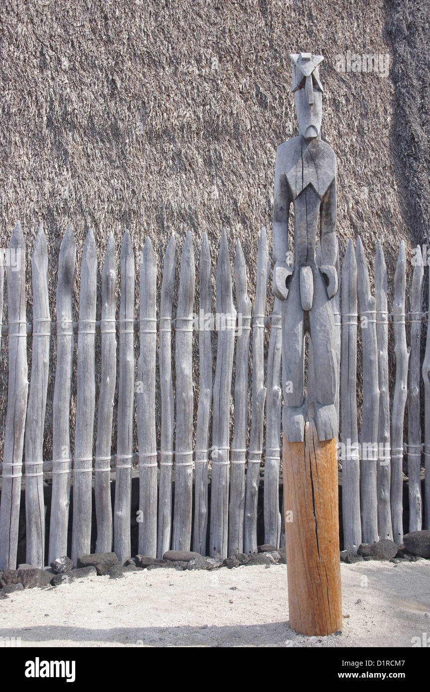 Carved wooden statue of ancient Hawaiian godPuuhonua O Honaunau Place