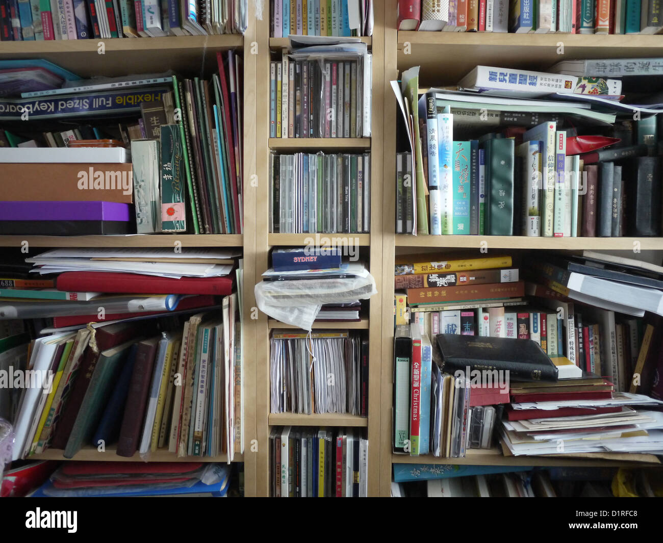 messy bookshelf Stock Photo - Alamy