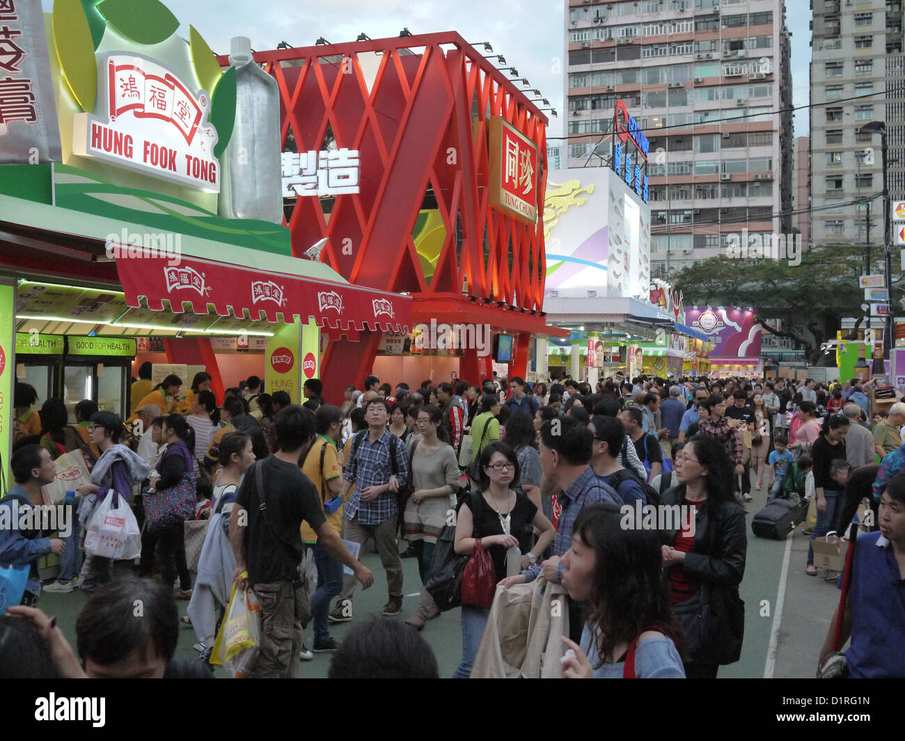 busy hong kong outdoor market evening crowd Stock Photo Alamy