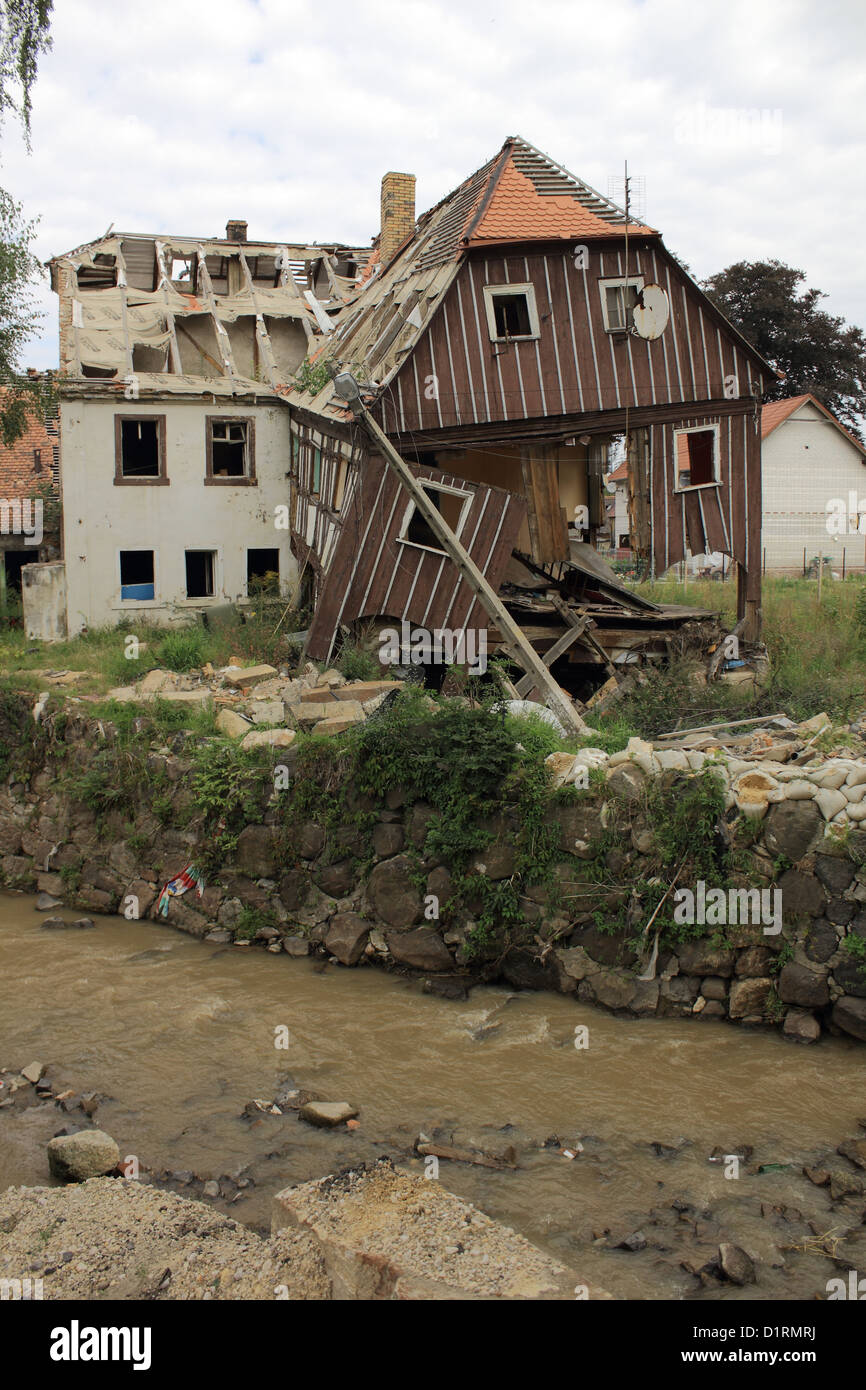 Destroyed house hi-res stock photography and images - Alamy