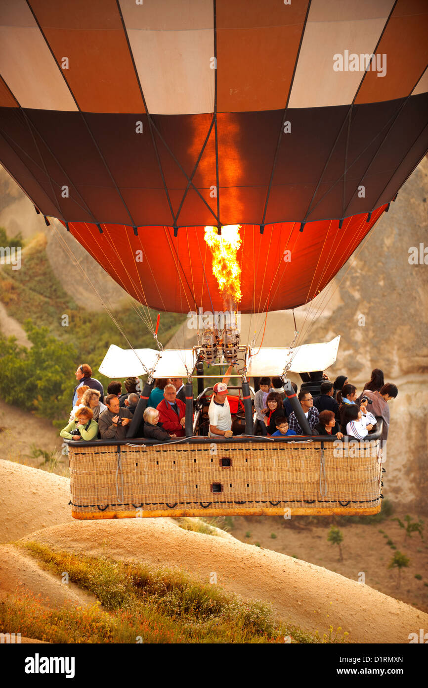 close-up-of-hot-air-baloon-basket-cappadocia-turkey-D1RMXN.jpg
