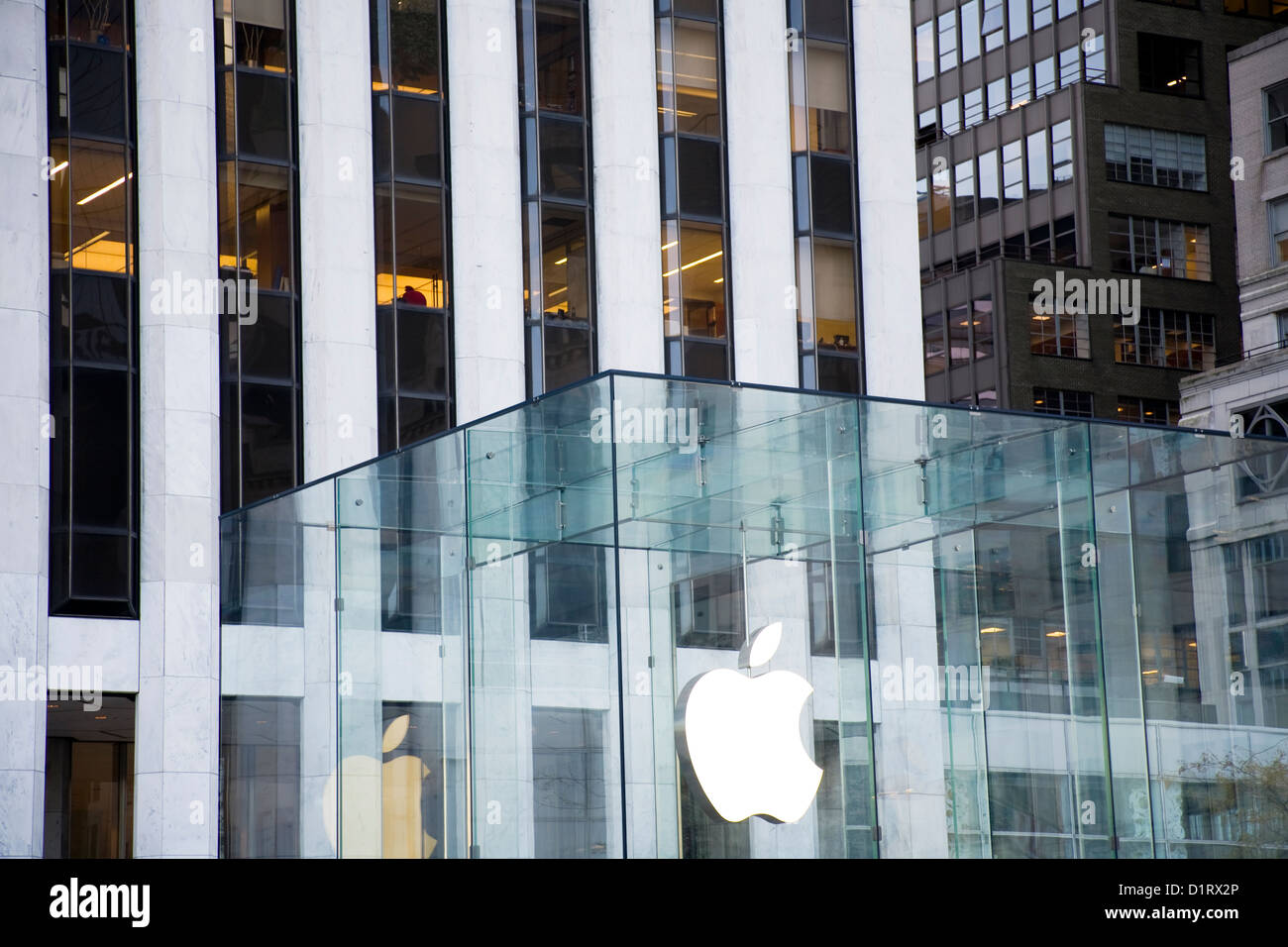 Apple Flagship Store 5th Avenue Manhattan, NYC, USA Stock Photo