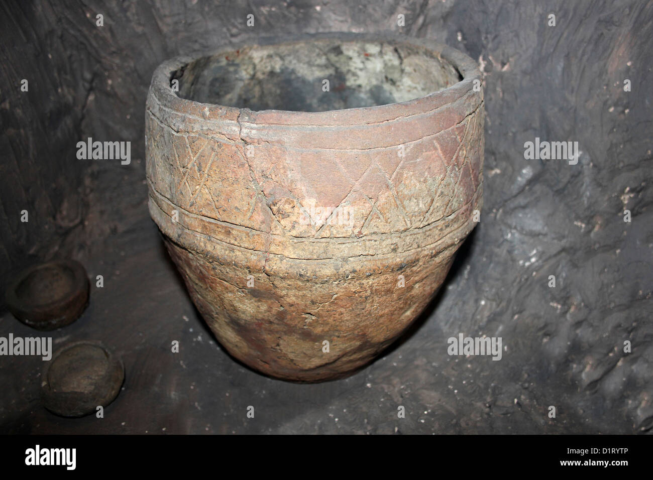 Bronze Age Burial Urn Decorated with Grooved Lines Excavated In The Yorkshire Wold, UK Stock Photo