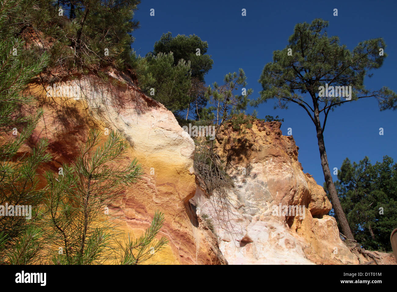Ocher cliffs of Roussillon in the Luberon, Provence, France Stock Photo
