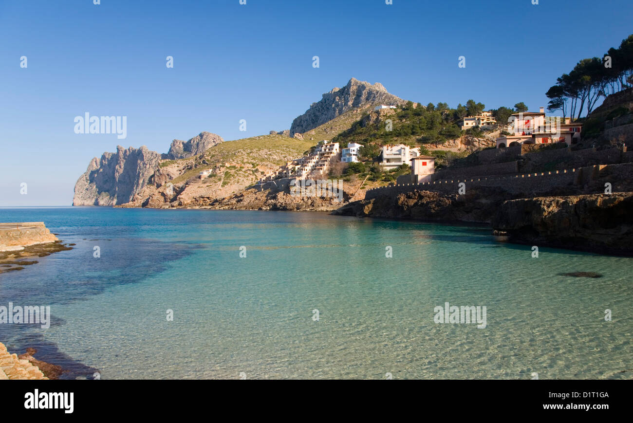 Cala Sant Vicenç, Mallorca, Balearic Islands, Spain. View across Cala Molins to the rugged Formentor peninsula. Stock Photo