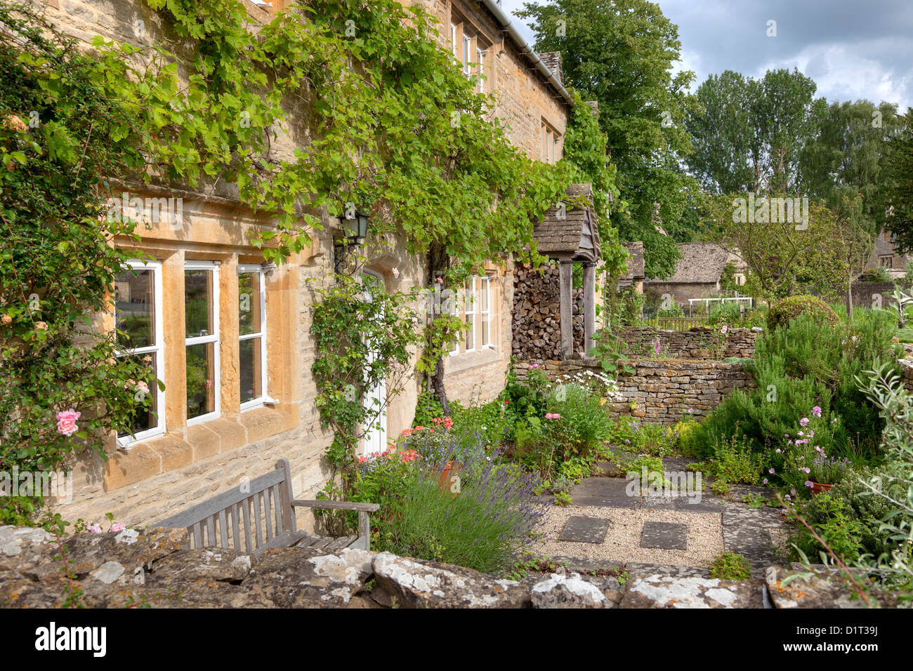 Old english garden facade hi-res stock photography and images - Alamy