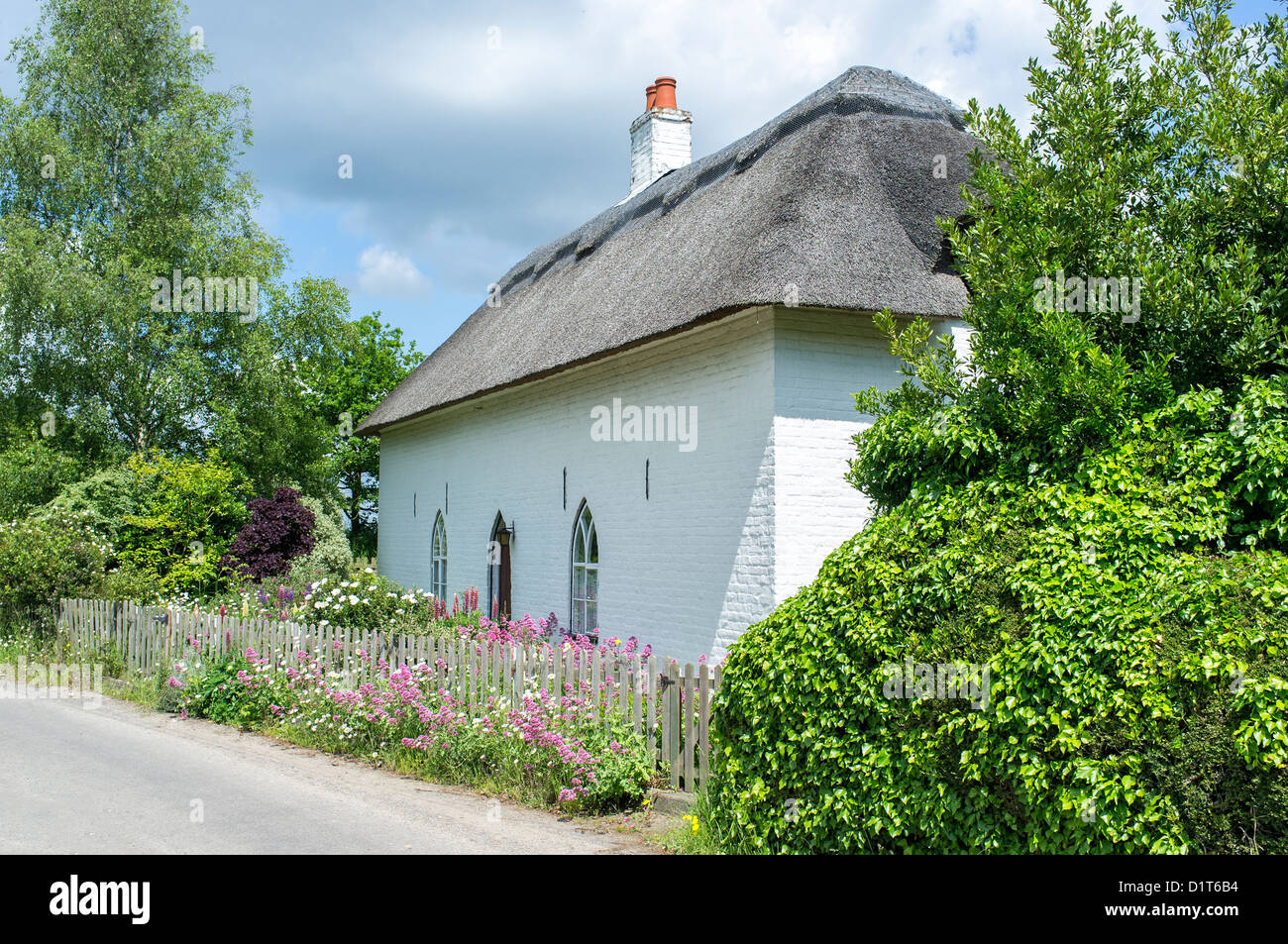 Thatched cottage white picket fence hi-res stock photography and images ...