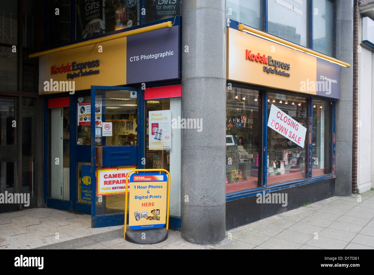 high street independent photographic retailer with closing down sign in window Stock Photo