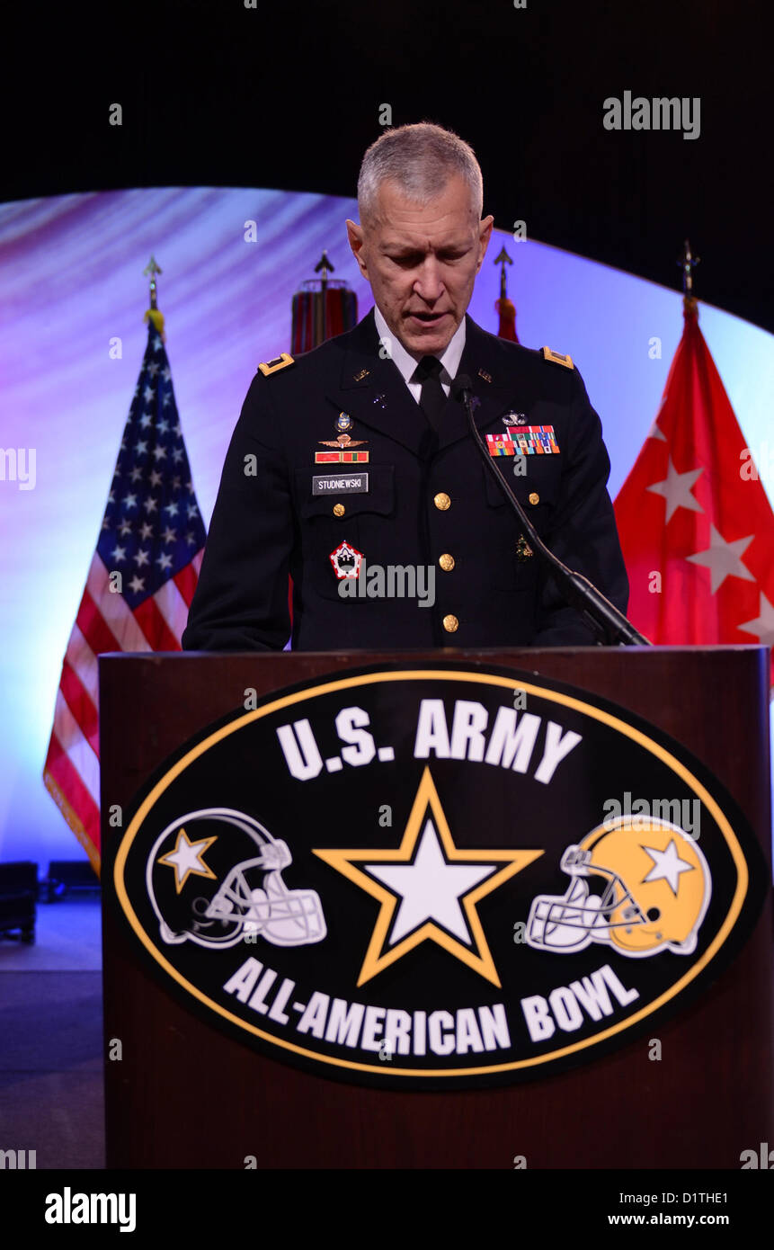 Chaplain Col. Gary Studniewski led the invocation for the awards ceremony at Marriott Rivercenter Hotel in San Antonio Jan. 4, 2013. The award ceremony was held to celebrate the players and Soldiers participating in the U.S. Army All-American Bowl Jan. 5.  (U.S. Army Reserve photo by Pfc. Victor Blanco, 205th Public Affairs Operations Center) Stock Photo