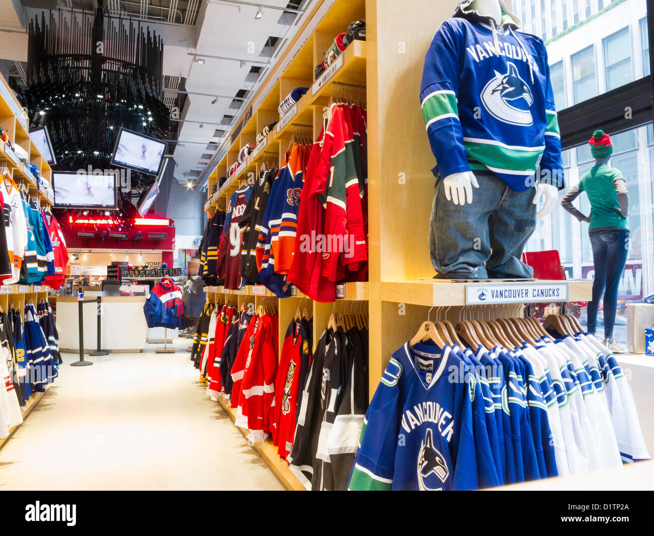 NHL Powered by Reebok Store, 1185 Avenue of the Americas, at the corner of  47th Street, NYC Stock Photo - Alamy