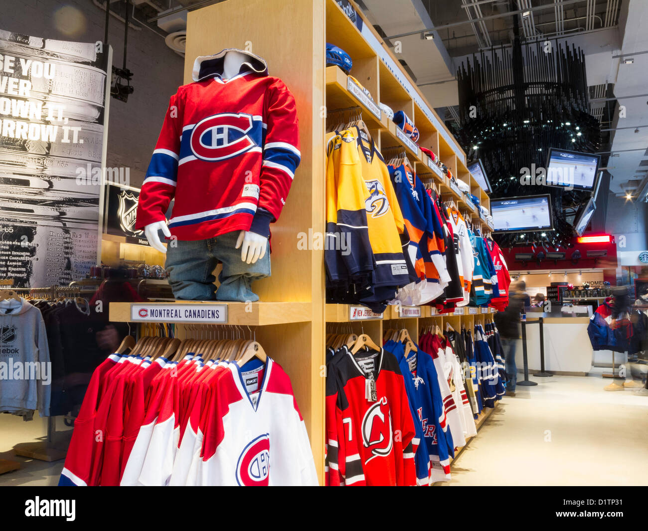 forurening Disciplin Efterår NHL Powered by Reebok Store, 1185 Avenue of the Americas, at the corner of  47th Street, NYC Stock Photo - Alamy