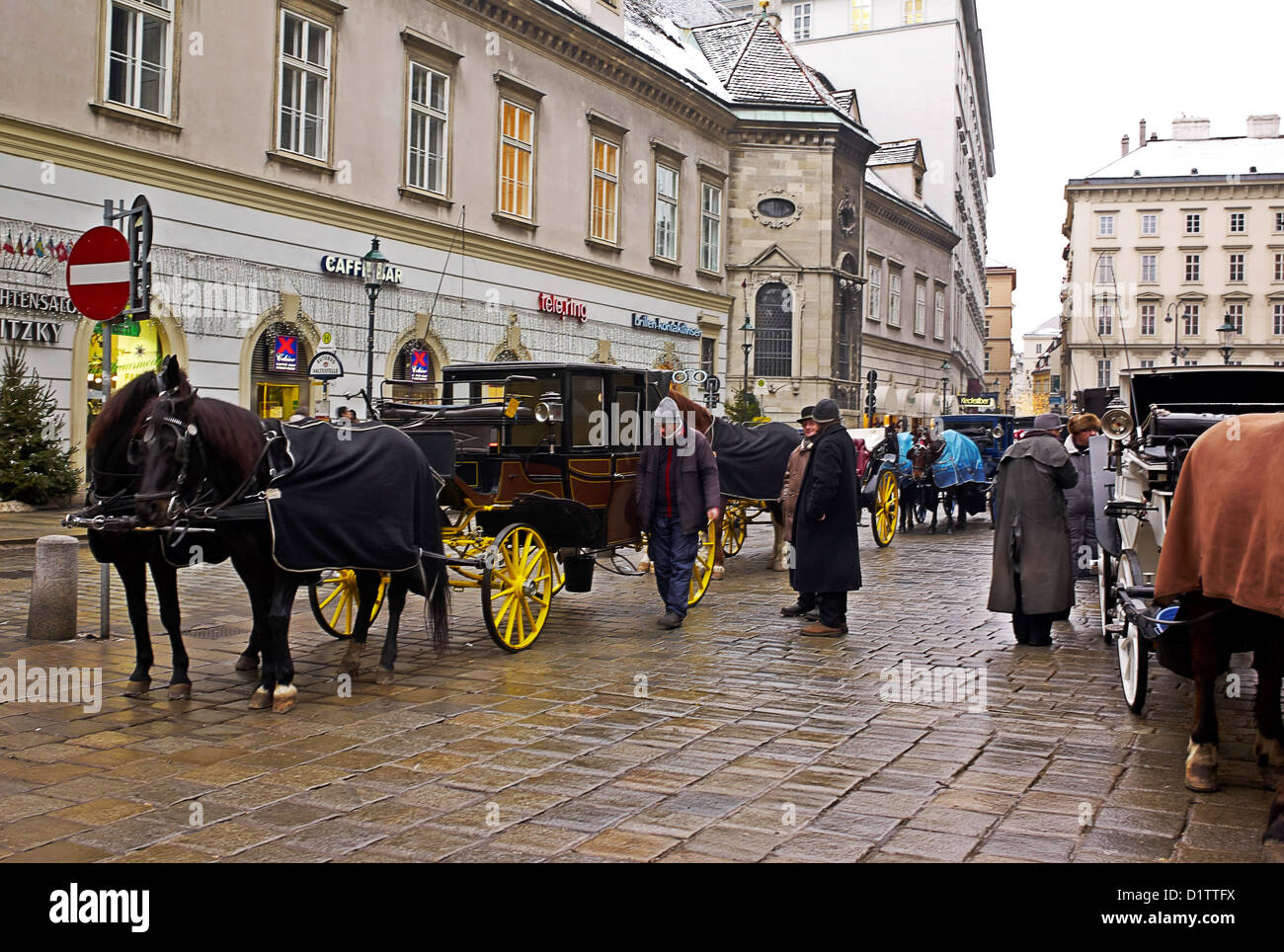 Horse carriage snow vienna hi-res stock photography and images - Alamy