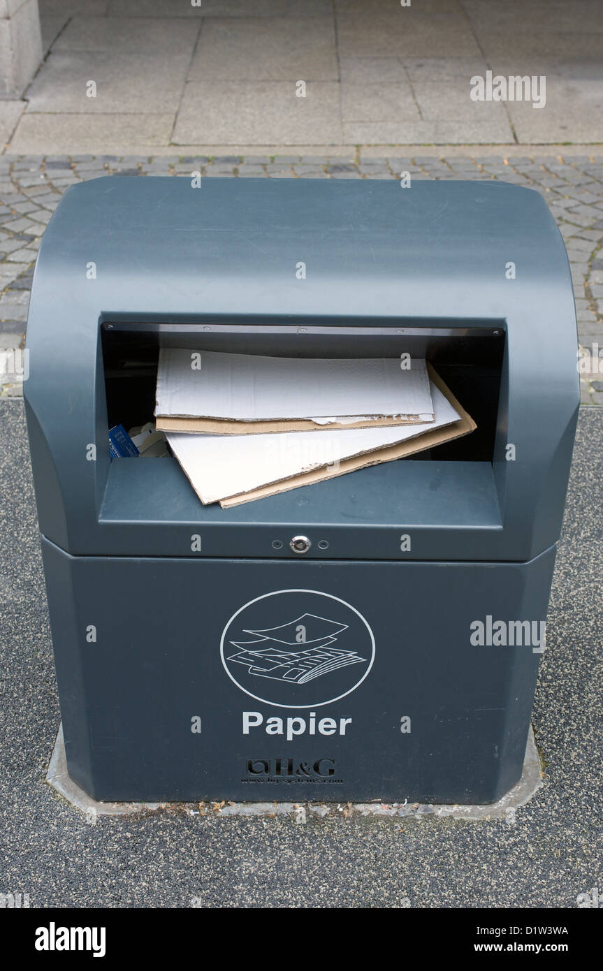 Waste paper bin Stock Photo Alamy
