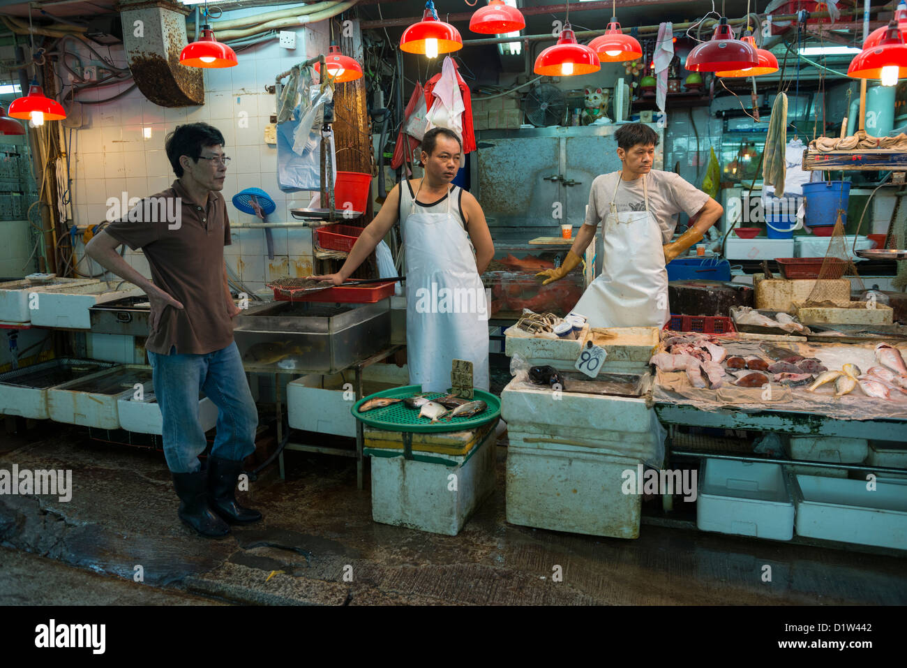 fresh-fish-and-seafood-market-stall-on-gage-street-in-central-hong-D1W442.jpg