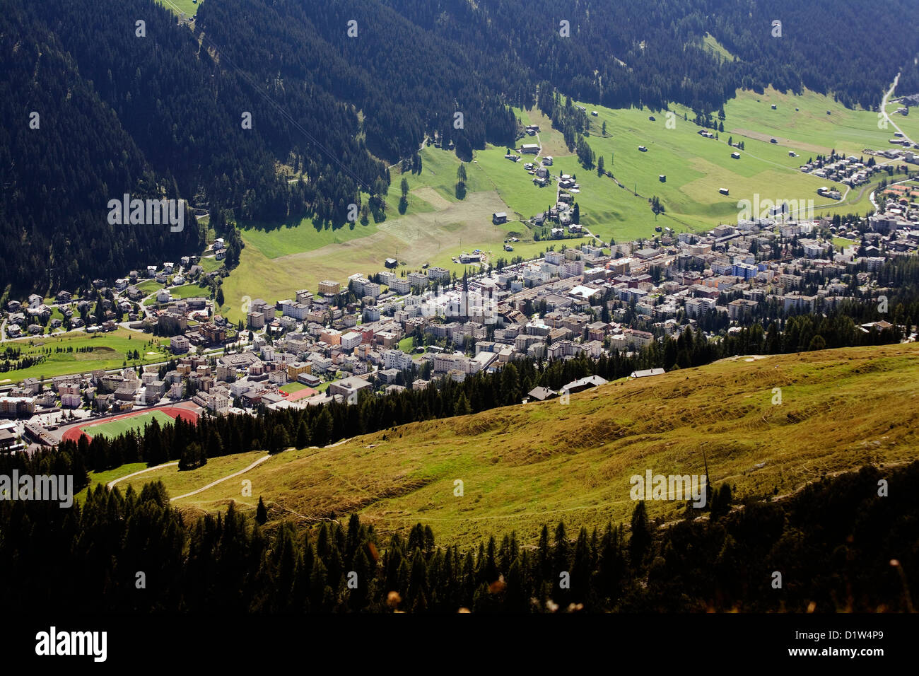 L'uomo con il cappello di lana e occhiali da sci, Davos del Cantone dei  Grigioni, Svizzera Foto stock - Alamy