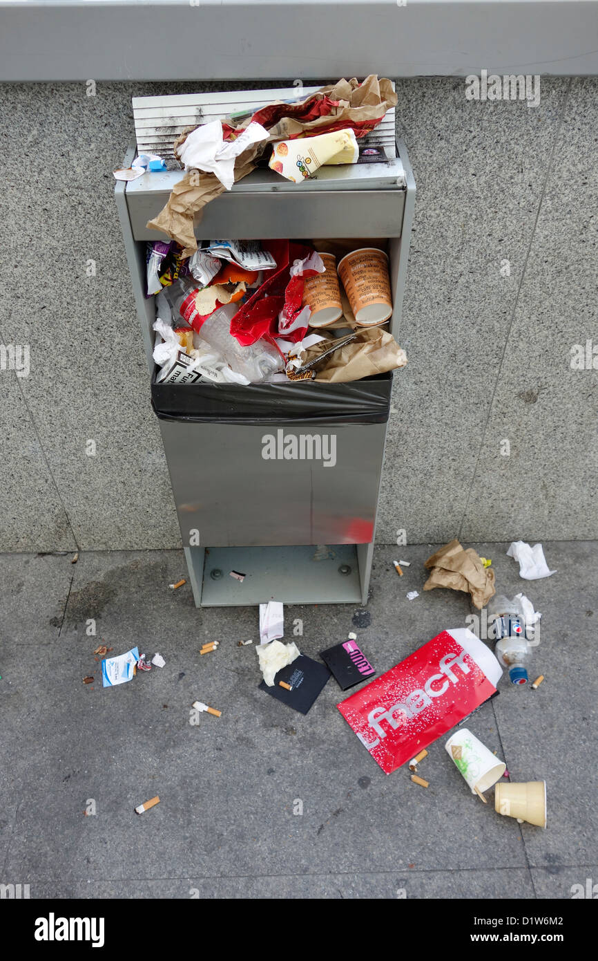 Overfilled trash dumpster from above view Stock Photo by ©mettus 69773429