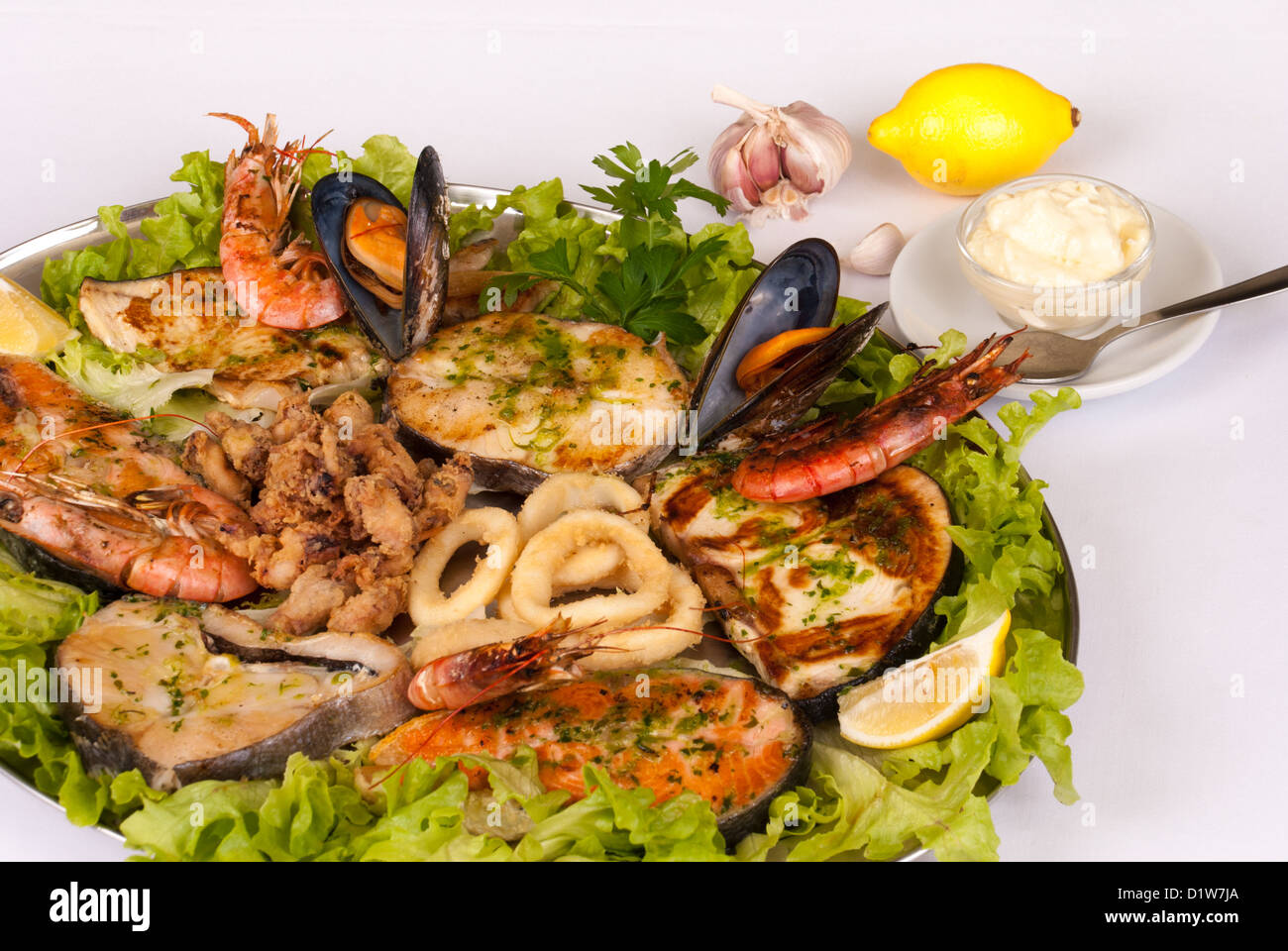 https://c8.alamy.com/comp/D1W7JA/sapanish-parrillada-assorted-fish-and-seafood-D1W7JA.jpg