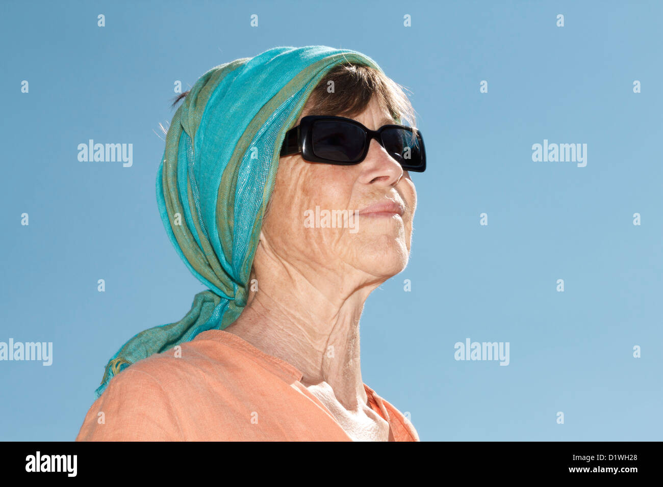 Portrait of senior woman wearing sunglasses Stock Photo - Alamy