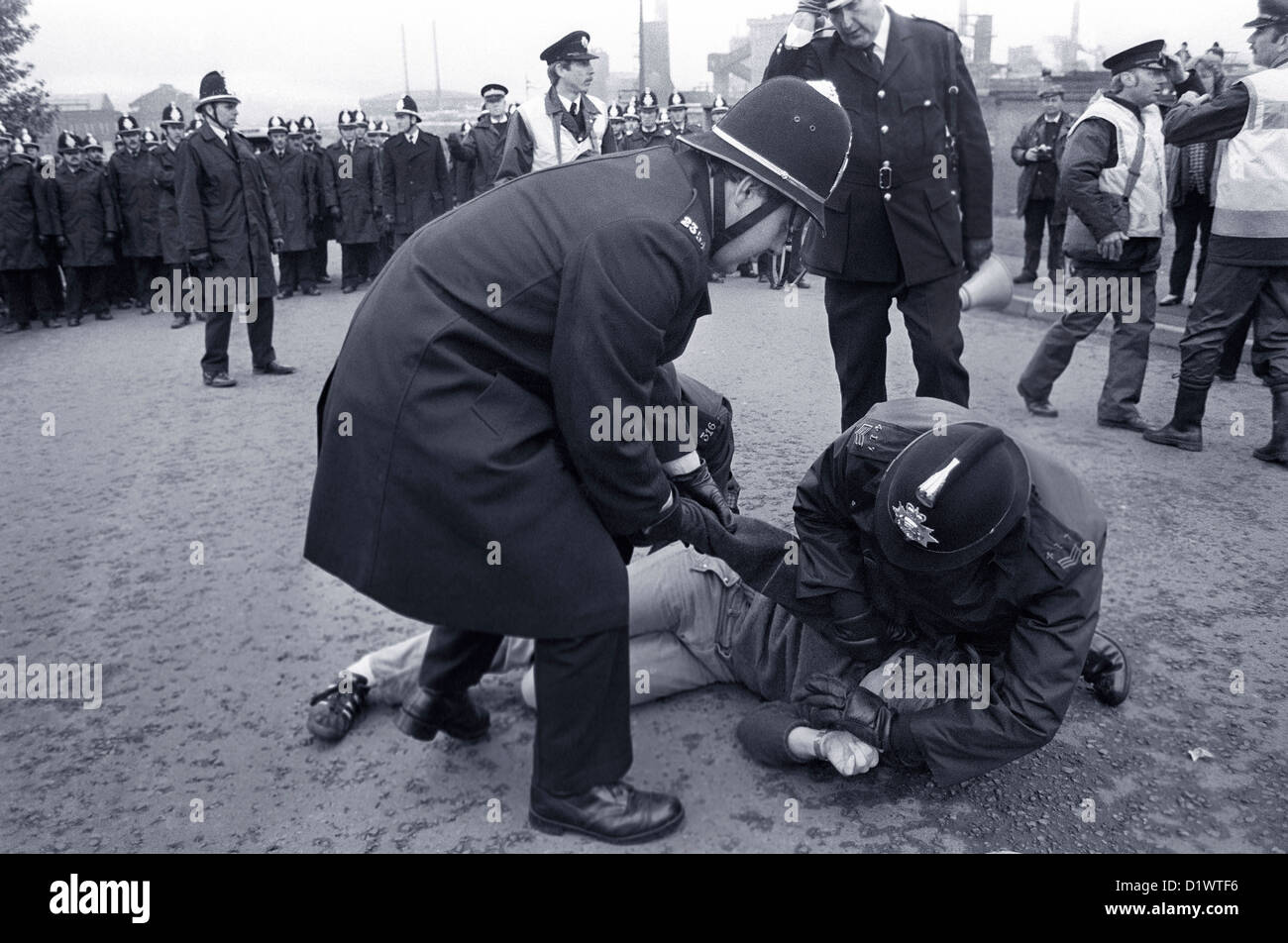 Police arrest a picket at the Orgreave Coking plant in Sheffield South Yorkshire during the 1984-85 Stock Photo