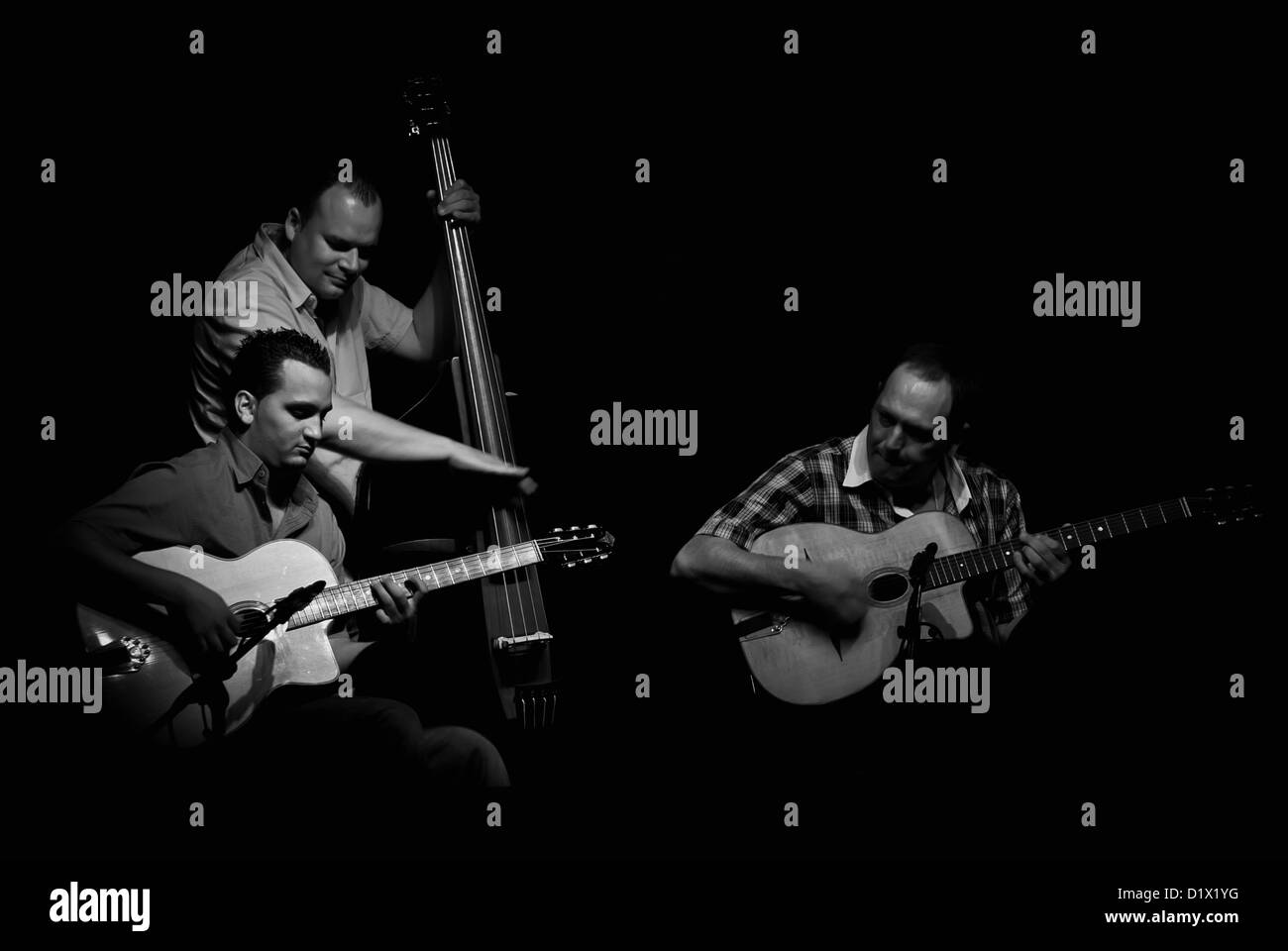 Stochelo Rosenberg (lead guitar), Mozes Rosenberg (rythm guitar) & Sani van Mullem (bass)- Jazz à Coti, 3ème édition (Août 2010) Stock Photo