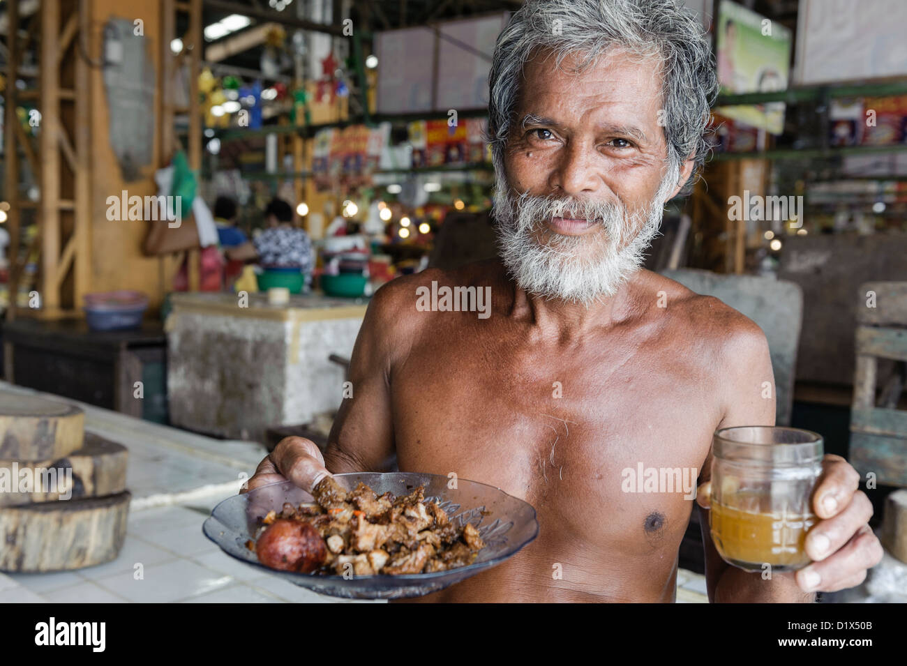 Man getting ready for lunch, Carbon market, Cebu, Visayas, Philippines, South East Asia Stock Photo