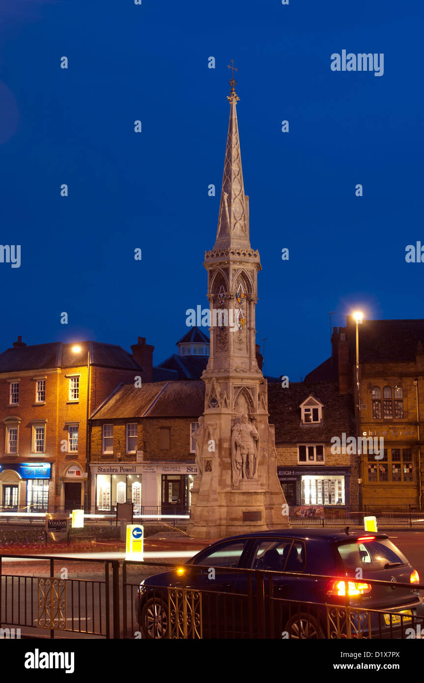 Banbury Cross at night, Oxfordshire, England, UK Stock Photo