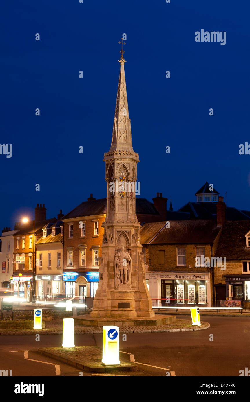 Banbury Cross at night, Oxfordshire, England, UK Stock Photo