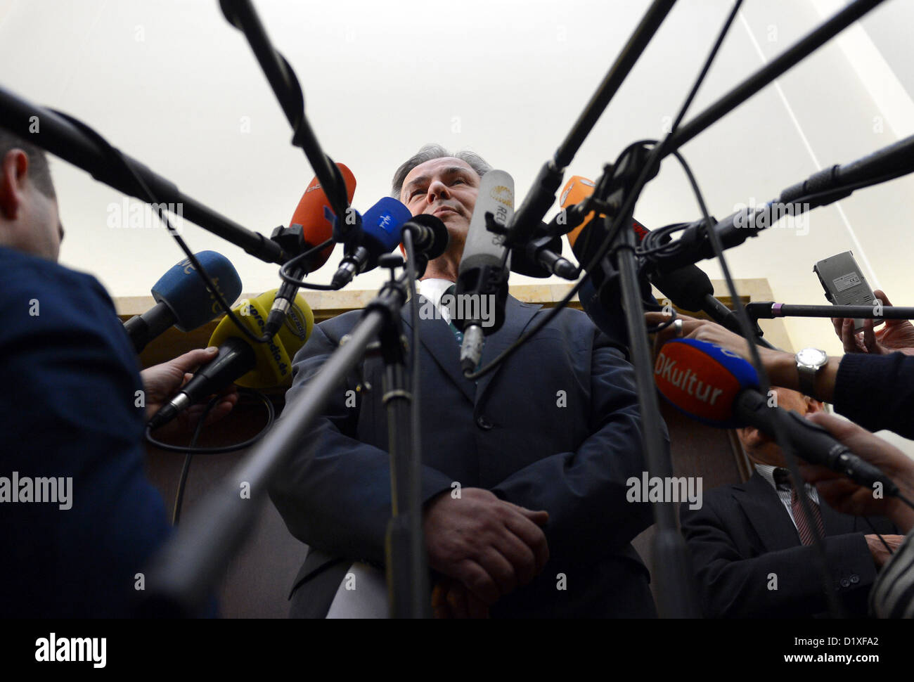 Governing mayor of Berlin Klaus Wowereit (C) gives a press conference in Berlin, Germany, 07 January 2013. Reports state, that the October 2013 opening deadline would be missed. There now seems to be no chance of any air traffic in or out of the new airport before 2014. Photo: BRITTA PEDERSEN Stock Photo