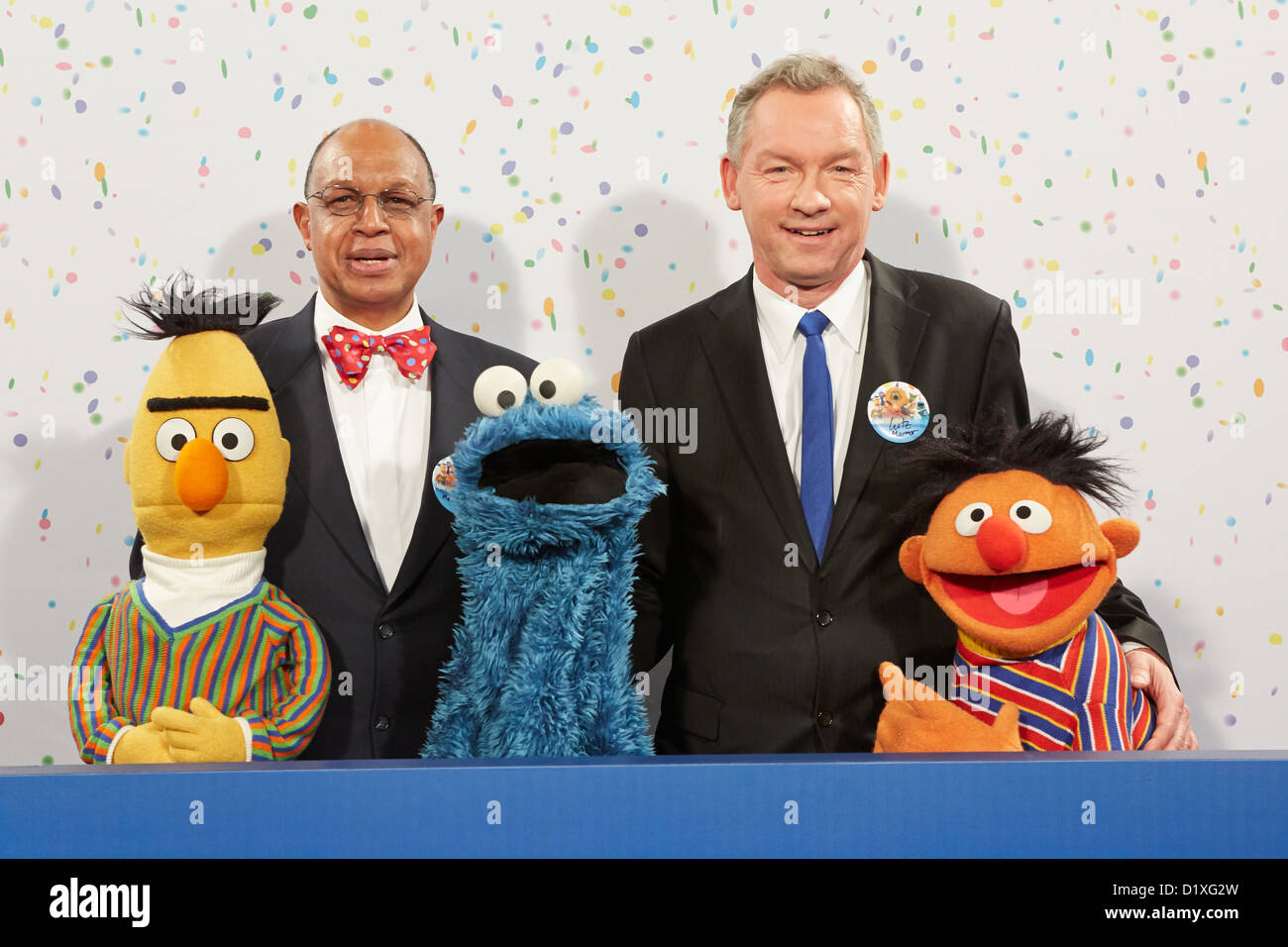 Sesame Street Muppet Bert (L-R), Melvin Ming, Sesame Workshop President and CEO, Cookie Monster, NDR intendant Lutz Marmor and Ernie pose for photographs during a press conference on the 40th anniversary of the Sesame Street in Hamburg, Germany, 07 January 2013. On 8 January 1973, the children's television series Sesame Street premiered in Germany. Photo: GEORG WENDT Stock Photo