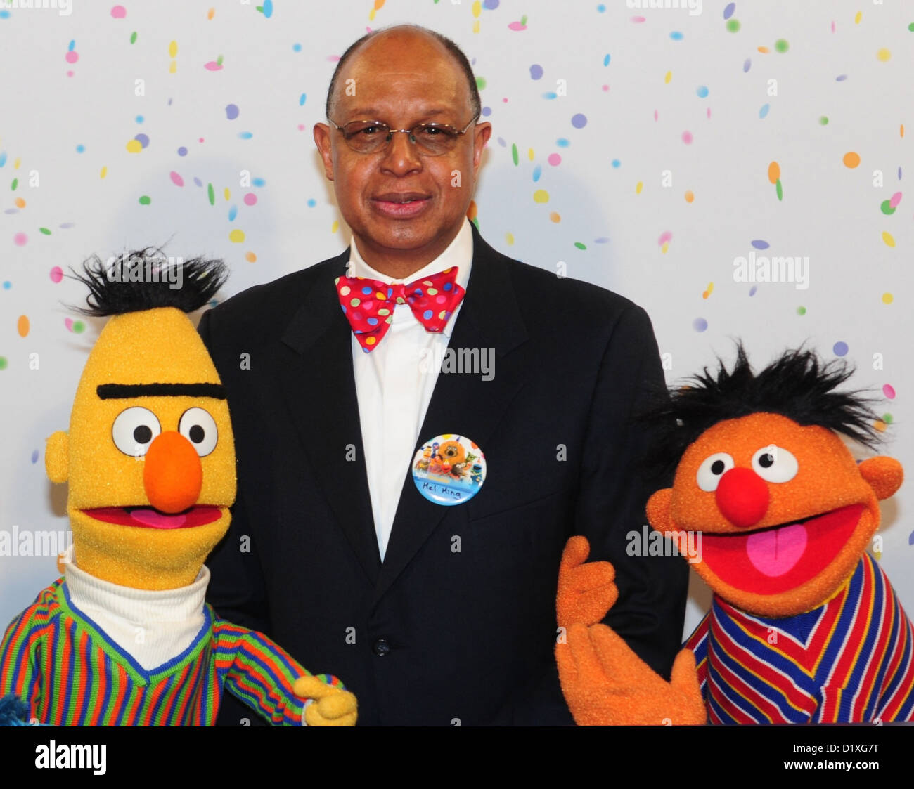 Sesame Street Muppets Ernie and Bert pose for photographs with Sesame Workshop President and CEO Melvin Ming during a press conference on the 40th anniversary of the Sesame Street in Hamburg, Germany, 07 January 2013. On 8 January 1973, the children's television series Sesame Street premiered in Germany. Photo: Revierfoto Stock Photo