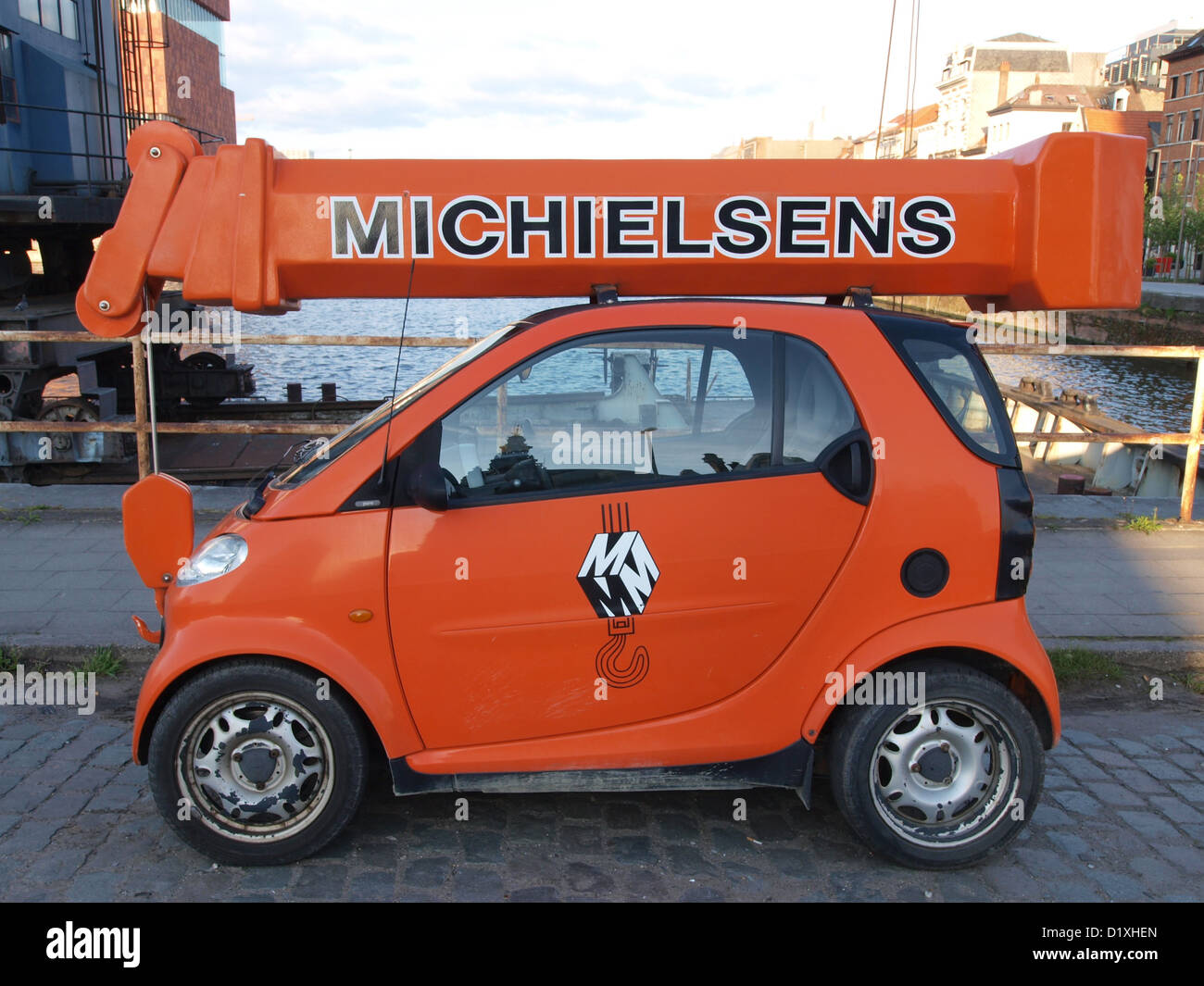 Smart car Michielsens crane Photo - Alamy