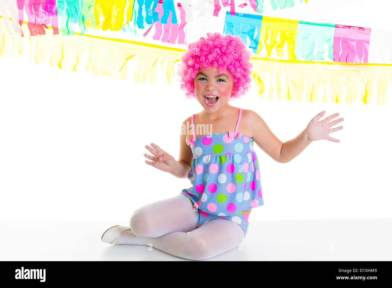 Bambina con rainbow clown parrucca Foto stock - Alamy