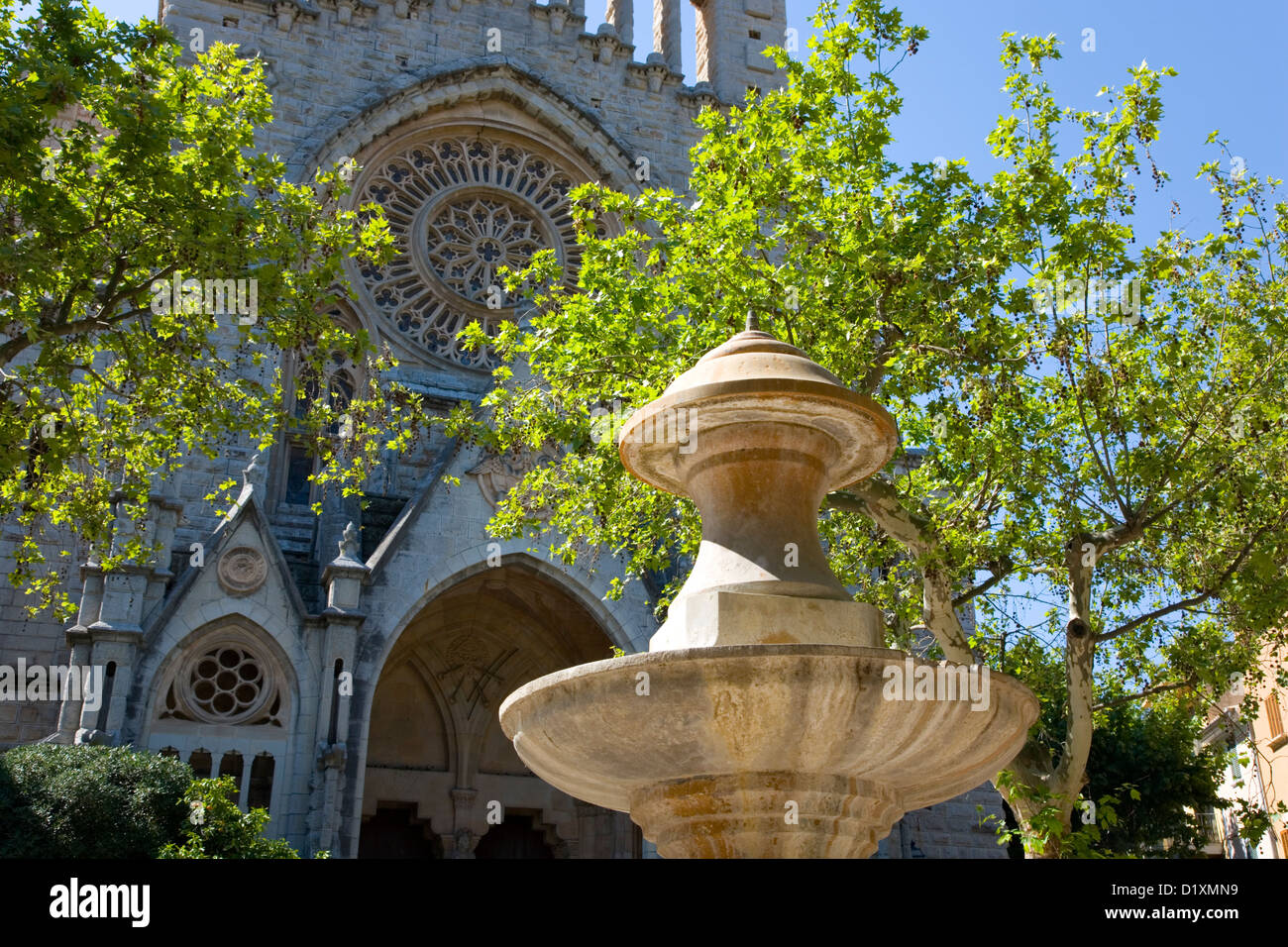 Sóller, Mallorca, Balearic Islands, Spain. Stone fountain in front of the Església de Sant Bartomeu in Plaça de la Constitució. Stock Photo