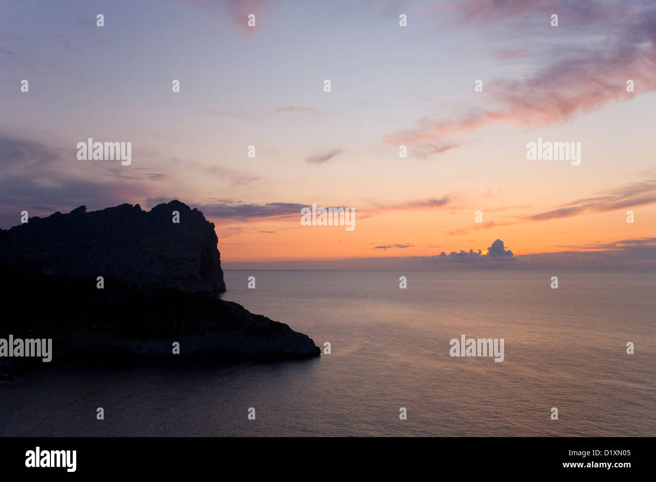 Port de Pollença, Mallorca, Balearic Islands, Spain. Pink sky over the Mediterranean after sunset, Formentor Peninsula. Stock Photo