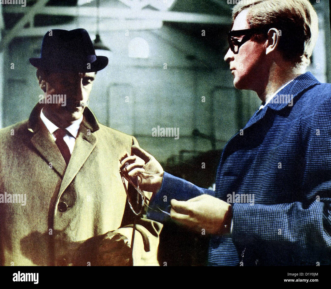 Ipcress - Streng Geheim  Ipcress File,  Nigel Green, Michael Caine Geheimdienstler Harry Palmer (Michael Caine,r) zeigt seinem Stock Photo