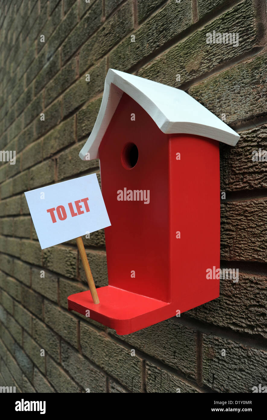 WALL MOUNTED BIRD BOX HOUSE WITH TO LET SIGN RE MOVING HOUSE MORTGAGES LOANS PRICES RENTS BUYING BUYERS THE ECONOMY RENTING UK Stock Photo