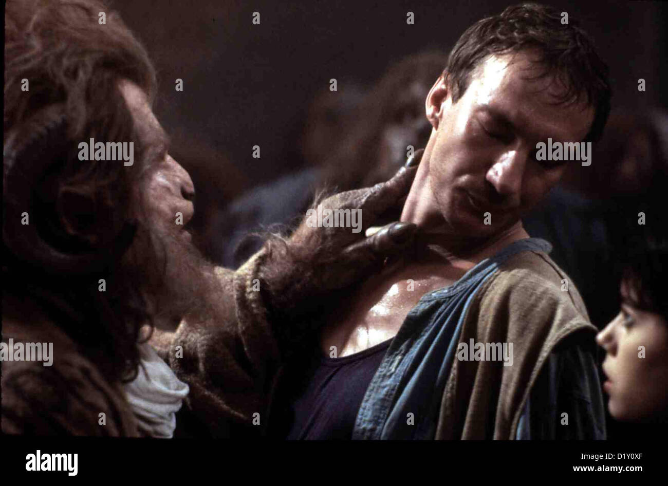 D.N.A. - Experiment Des Wahnsinns  Island Dr. Moreau  David Thewlis Edward (David Thewlis, m) begegnet den Kreaturen von Dr. Stock Photo