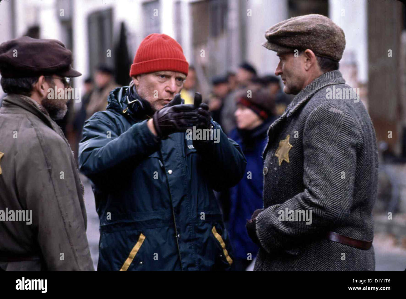 Jakob Der Luegner  Jakob Liar  PETER KASSOVITZ, 1999 mit Robin Williams und Bob Balaban bei Dreharbeiten zu JACOB LIAR, USA *** Stock Photo