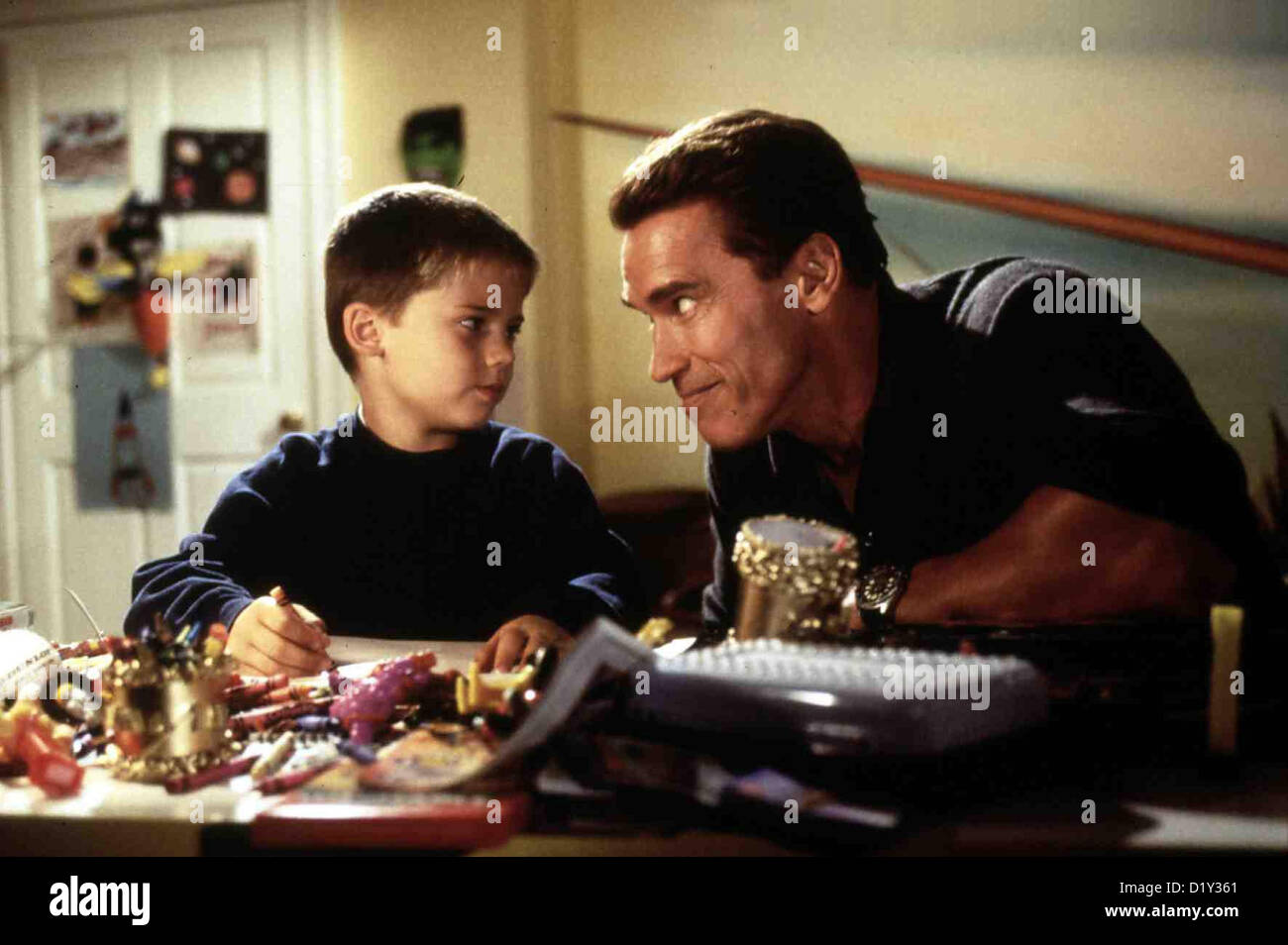 Versprochen Ist Versprochen  Jingle All Way  Jake Lloyd, Arnold Schwarzenegger Howard Langston (A. Schwarzenegger) hat wieder Stock Photo