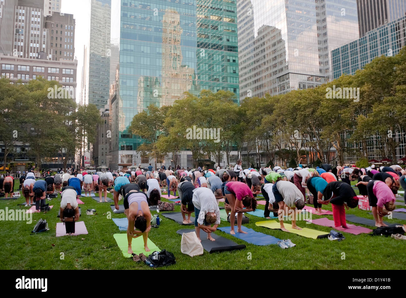 New York, NY 26 August 2010 Free yoga class in Bryant Park Stock