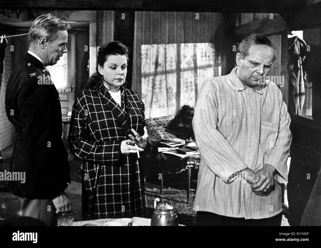Das Urteil Von Nuernberg  Judgment At Nuremberg  Richard Widmark, Judy Garland, Howard Caine Col. Lawson (Richard Widmark,l) Stock Photo