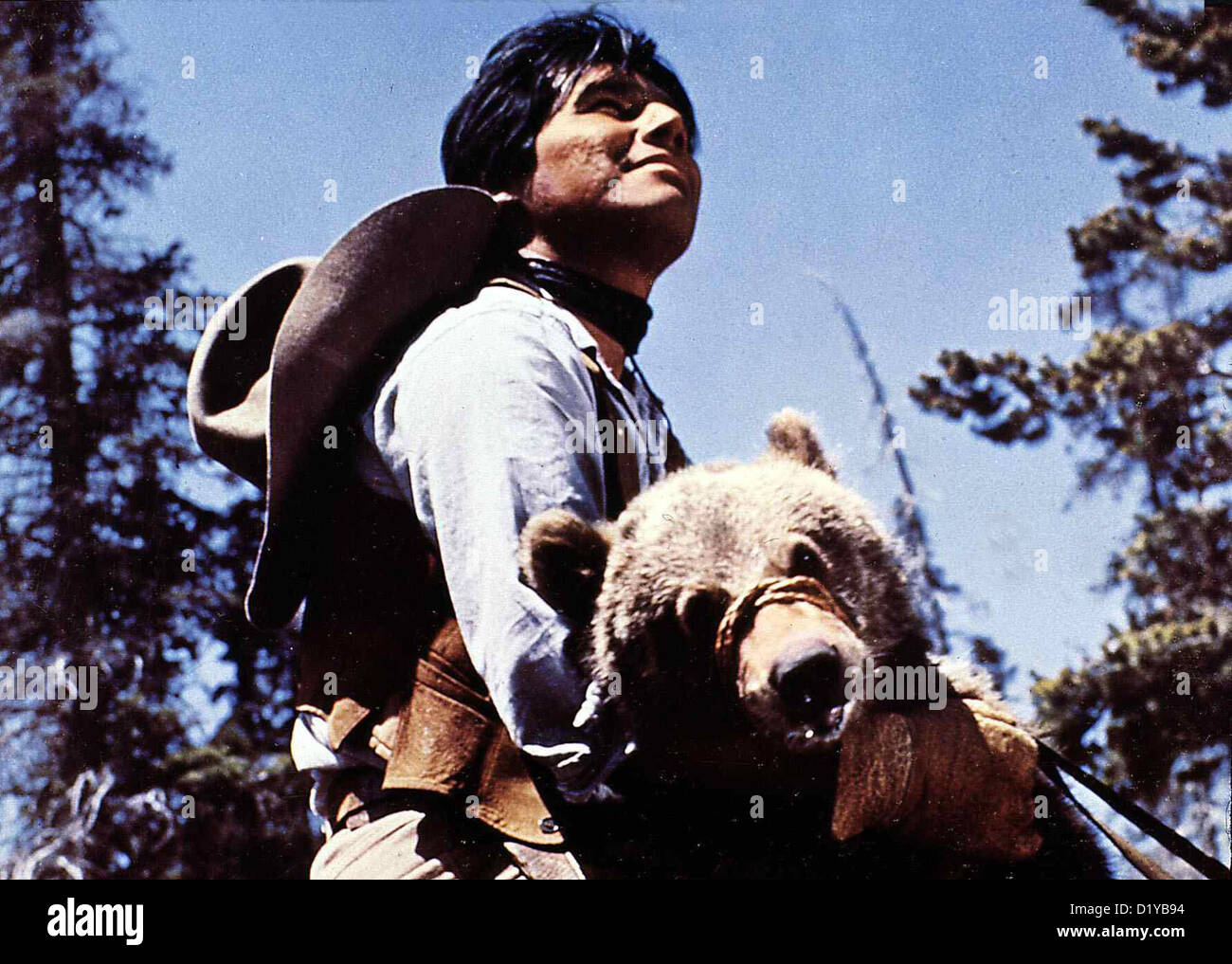Koenig Der Grizzlys  King Grizzlies,  John Yesno Moki (John Yesno) rettet einen kleinen Baeren, dessen Mutter getoetet wurde Stock Photo