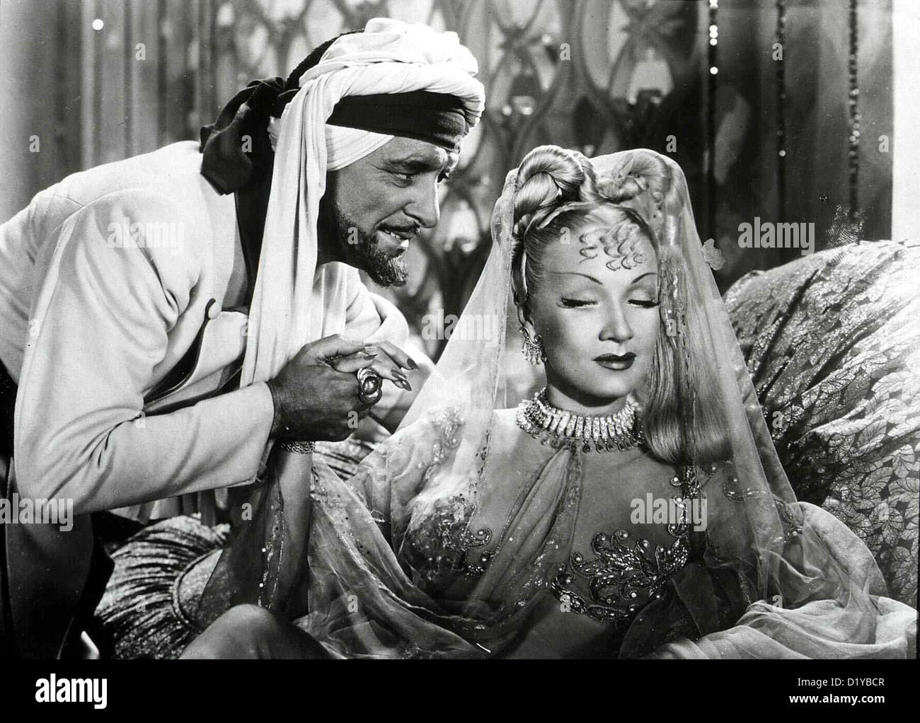 Kismet  Kismet  Ronald Colman, Marlene Dietrich Hafiza (Ronals Colman), der sich stolz Koenig der Bettler von Bagdad nennt, Stock Photo